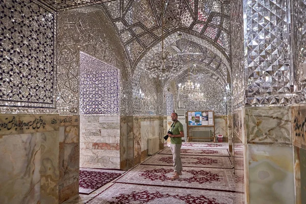 Traveler strolls inside mirror mosque, Yazd, Iran. — Stock Photo, Image
