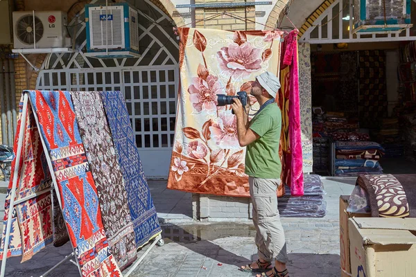 游客在伊朗东部集市上拍摄波斯地毯的照片. — 图库照片