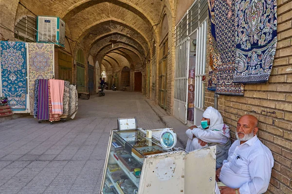 Los comerciantes árabes se sientan cerca del carril arqueado en bazar, Yazd, Irán . — Foto de Stock