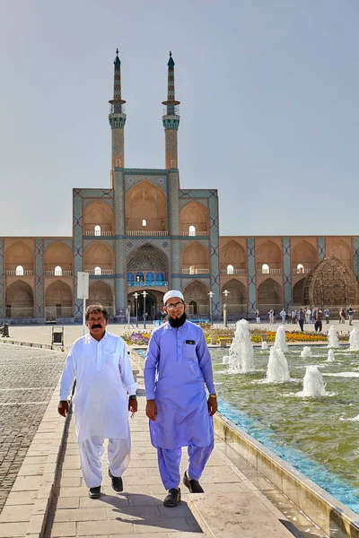 Iszlám papok séta mecset közelében, napsütéses napon, Yazd, Irán. — Stock Fotó