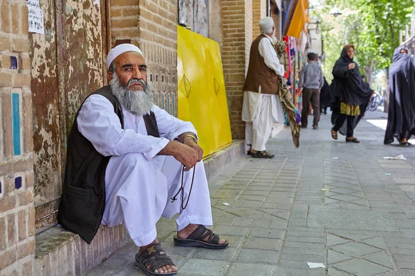 Muçulmano barbudo em vestido islâmico está descansando na rua da cidade . — Fotografia de Stock