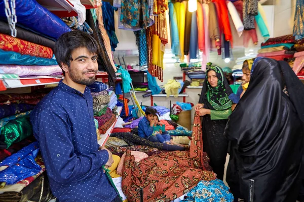 Yazd, İran'ın pazarda genç İran kumaş satıcı. — Stok fotoğraf