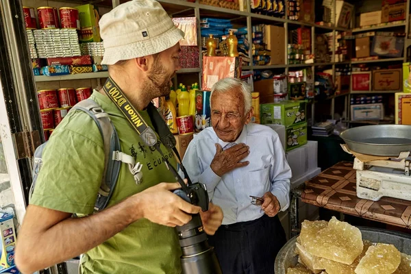 Sklep spożywczy sprzedawca rozmawia podróżnik w Wnętrze sklepu, Iran. — Zdjęcie stockowe