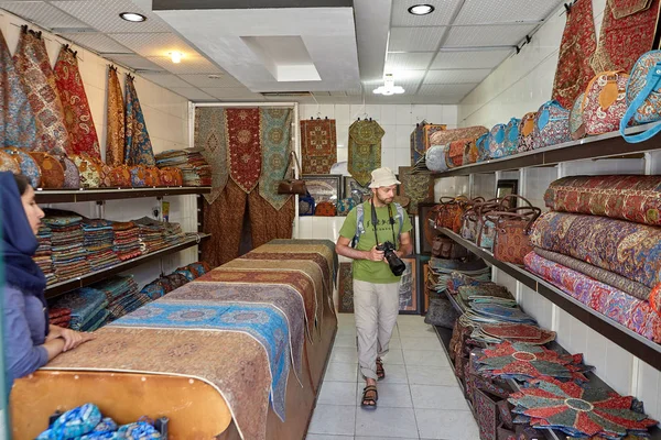 Paspas halı Dükkanı, Yezd, İran'ın dikkate alınarak turizm. — Stok fotoğraf