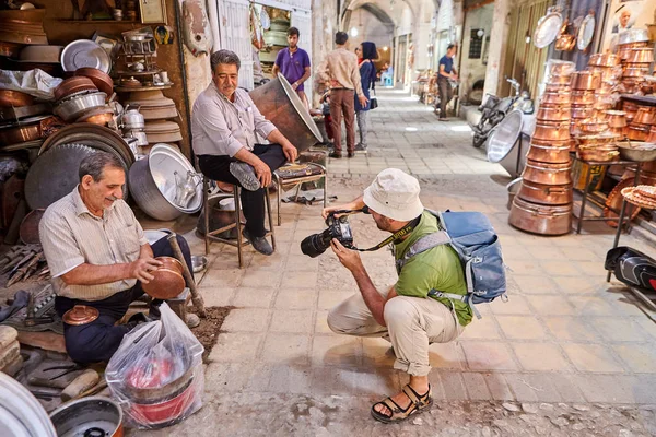 Gezgin bir coppersmith iş yerinde, Yezd, Iran çekiyor. — Stok fotoğraf