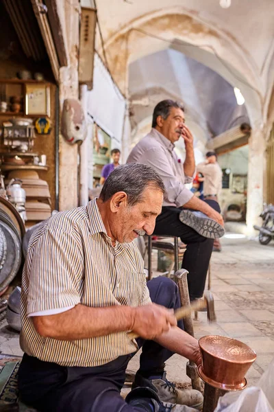 Eski coppersmith'ın Bazaarı atölyesinde bakır tencerede üretir. — Stok fotoğraf