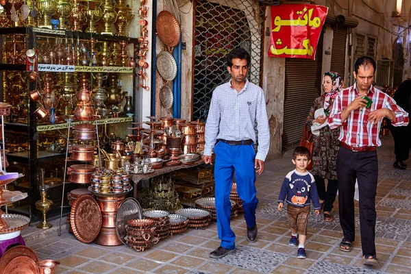 Ιρανική οικογένεια βόλτες παρελθόν κατάστημα με χάλκινα σκεύη, Yazd, Ιράν. — Φωτογραφία Αρχείου