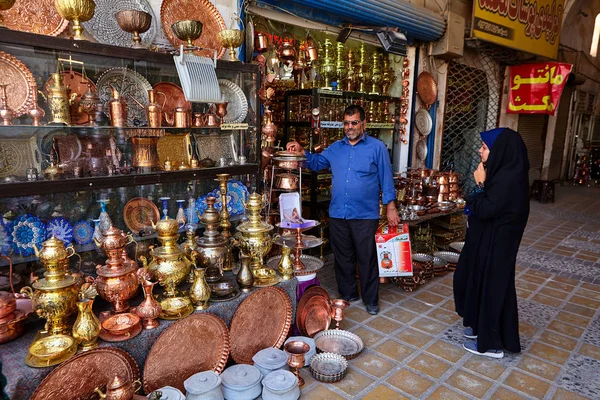 Iráni érett pár felveszi a pot a réz bazaar, Yazd, Irán. — Stock Fotó