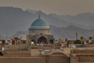 Yezd turistik, alacakaranlıkta zamanında İran'ın çöl.