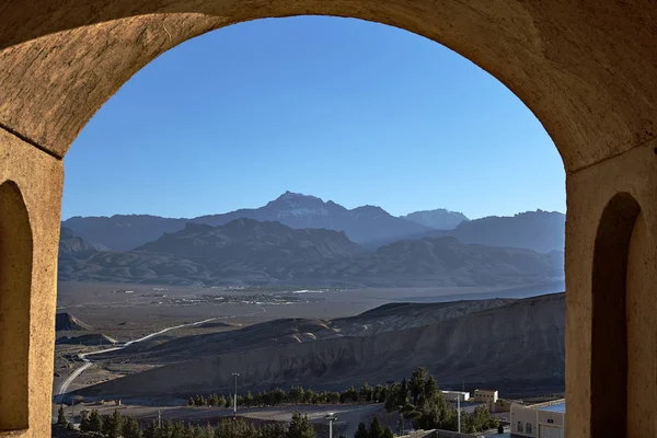 Pohled z horské oblasti klenutým oknem, Yazd, Írán. — Stock fotografie