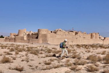 Fotoğrafçı Gezgin antik kale Yazd Iran yakınındaki Saryazd gider.