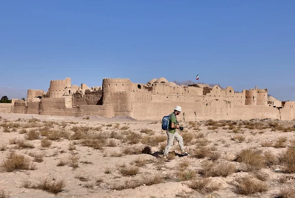 Fotógrafo viajero va a la antigua fortaleza Saryazd cerca de Yazd en Irán . —  Fotos de Stock