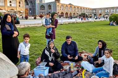 Kare Naghshe Cihan, Isfahan, Iran İran aile dinleniyor