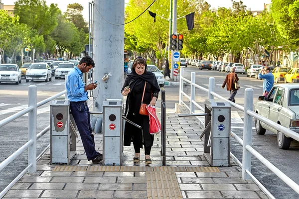 Torniquete de control en la parada de autobús en Isfahan, Irán . — Foto de Stock