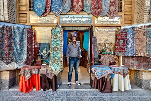 Tüccar İran Hediyelik eşya dükkanı, Isfahan, Iran kapının yanında ayakta. — Stok fotoğraf