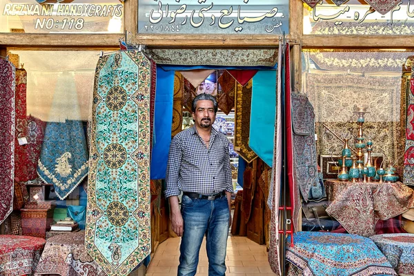 İran el sanatları ürünleri satan mağaza, Isfahan, Iran girişine yakın durmak. — Stok fotoğraf