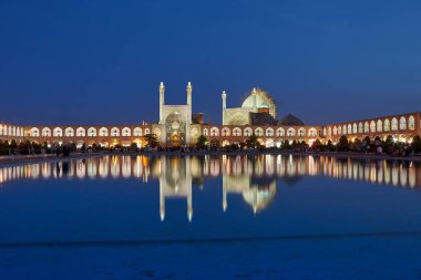 Akşam görünümü ile gece aydınlatma, Isfahan, Iran Şah Camii.
