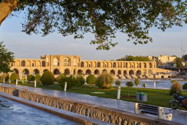 Pol-e Khaju Köprüsü, Isfahan, İran'ın Zayandeh Nehri.
