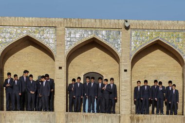 Khaju Köprüsü, Isfahan, Iran niş takım elbiseli çocuklarçok stand.