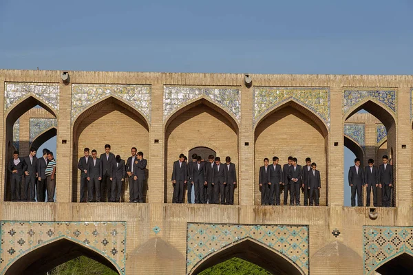 Stock image Iranian schoolchildren stand in arched niches of bridge Khaju, Isfahan, Iran.