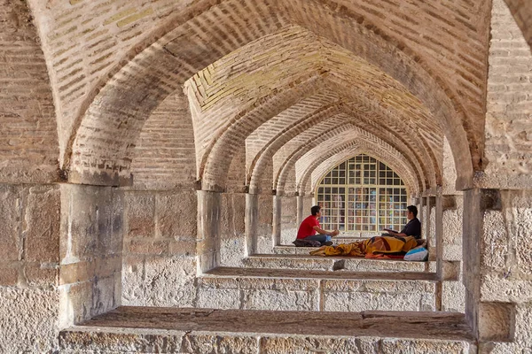 Estructuras arqueadas bajo el Puente Pole Khaju Isfahán, Irán . — Foto de Stock