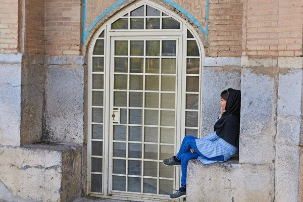 Jonge moslimvrouw praten aan de telefoon, Isfahan, Iran. — Stockfoto