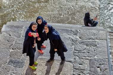 İranlı kız öğrenciler selfie fotoğraf çekimi Nehri, Isfahan, Iran yakınında yapmak.