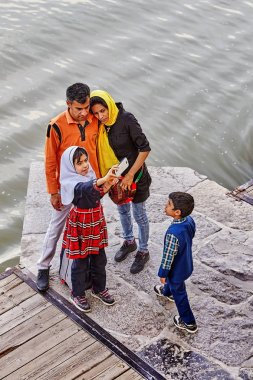 İran aile fotoğraf çekimi Zayandeh nehir kenarında, Isfahan, Iran alır..