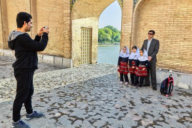Aile Fotoğraf oturumu antik Khaju köprüde Isfahan, Iran