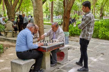 Yaşlı İranlılar parkta, Isfahan, Iran satranç oynamak.