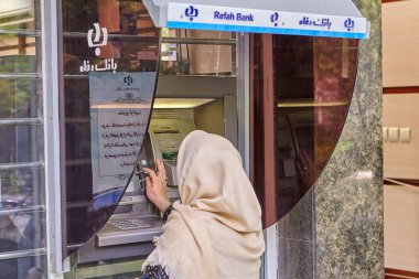Bir Atm dışında Isfahan, Iran İran kadın başörtüsü, Tesettür, denilen kullanır.