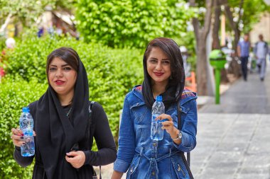 İranlı kızlar su şişesi yürüyüş sırasında Isfahan, Iran iç.