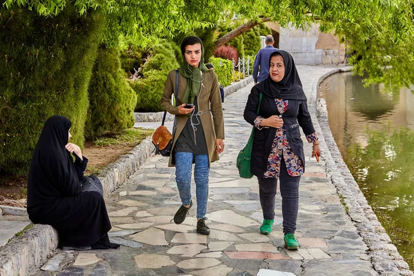 Junge muslimische Frauen in Hijabs, spazieren im Park in der Nähe des Flusses, isfahan, iran. — Stockfoto