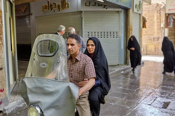 Marido e esposa andando de moto pelas ruas da cidade, Isfahan, Irã . — Fotografia de Stock