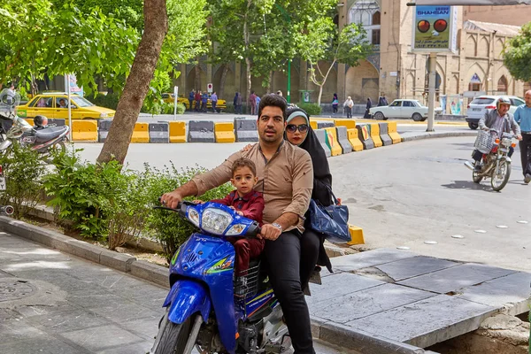 Pár s dítětem jezdí ulicí na motorce, Isfahan, Írán — Stock fotografie