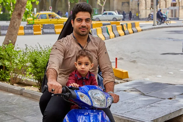 Iranianos andam de moto com toda a sua família, Isfahan, Irão . — Fotografia de Stock