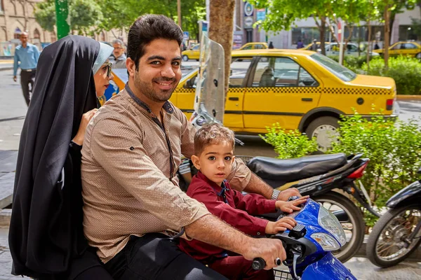Una familia de tres iraníes está montando en moto, Isfahán, Irán . — Foto de Stock