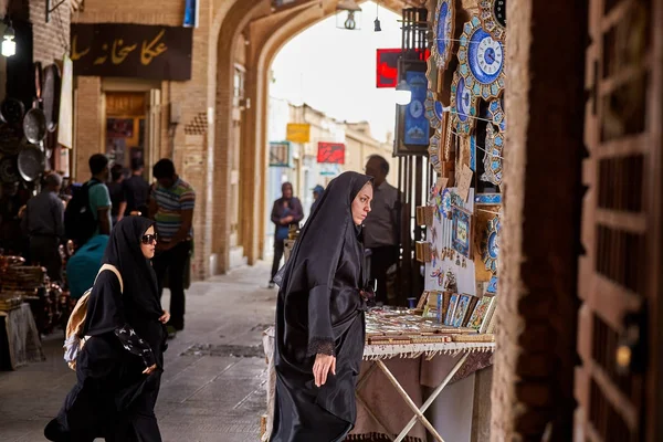 Market çevresinde, Isfahan, Iran İslam giysili kadın yürüyor. — Stok fotoğraf