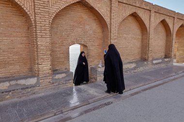 İki Müslüman kadın eski köprüde, Isfahan, Iran fotoğraflandı.