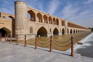 Zayandeh Nehri, Isfahan, Iran arasında köprü Allahverdi Khan.