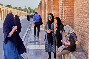 Genç kadınlar eski köprüde, Isfahan, Iran söz.