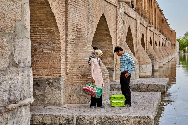 Familia iraní hizo un picnic al pie del puente Allahverdi Khan, Isfahán, Irán . — Foto de Stock