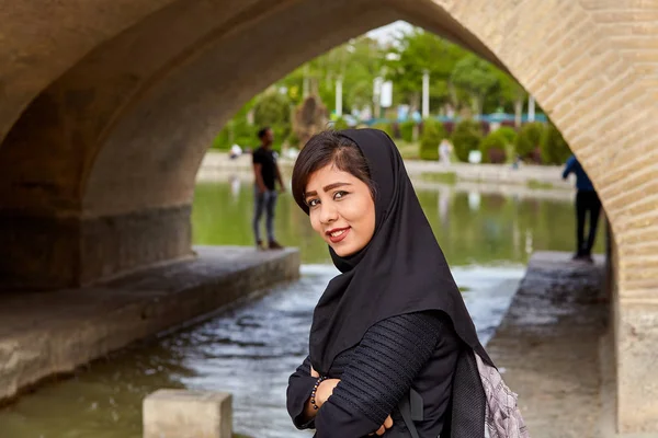 Iráni lány mosolyogva fotós közelében Allahverdi Khan Bridge, Ausztrália. — Stock Fotó