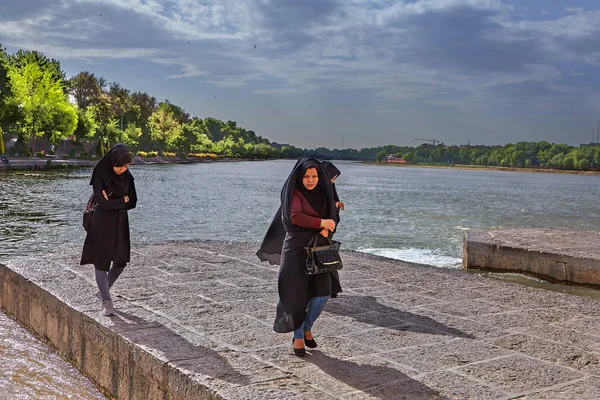 Три мусульманки идут вдоль реки, Исфахан, Иран . — стоковое фото