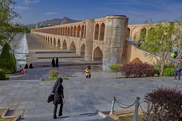 Puente histórico Si-o-se Pol o puente Allahverdi-Khan en Isfah, Irán . — Foto de Stock