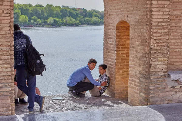 四伊朗男孩在古桥上休息, 伊斯法罕, 伊朗. — 图库照片