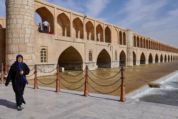 Si o Se puente sobre el río Zayandeh, Isfahán, Irán . — Foto de Stock