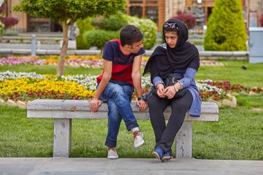İran, İsfahan 'da, şehir parkında sevgili İranlı çift.