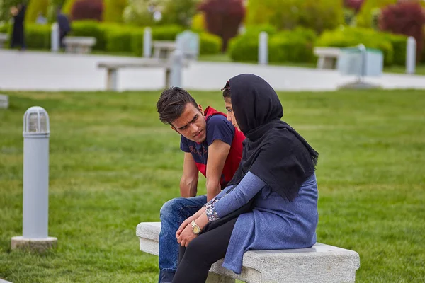 Hombre joven iraní en una cita con una chica en el parque de la ciudad, Isfahán, Irán. — Foto de Stock