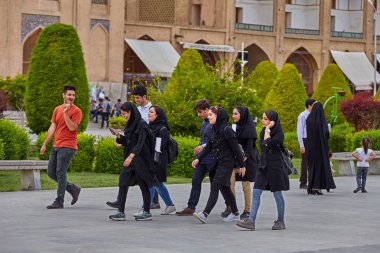 Erkek ve kız üstünde belgili tanımlık gitmek, Isfahan, Iran konuşuyorsun.